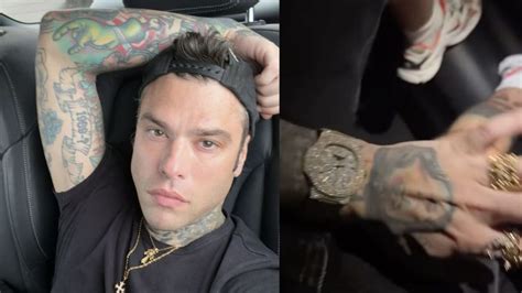 Fedez sfoggia il nuovo orologio da 150 mila euro:.